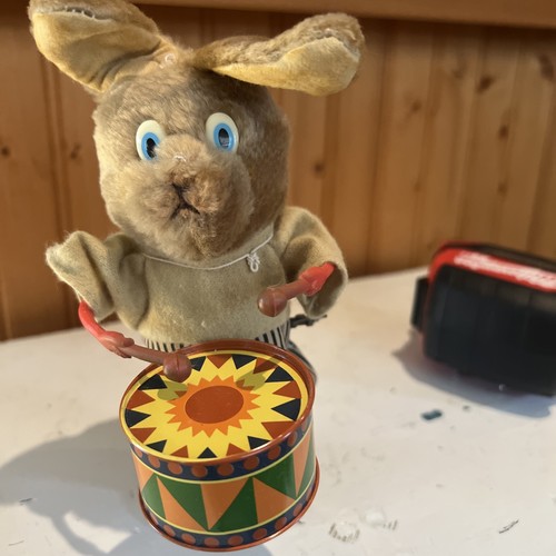 Russ rabbit playing drum wind - rabbit,